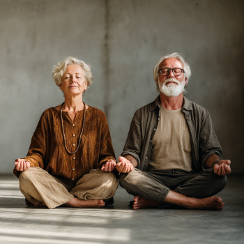 Група пожилих людей на йозі